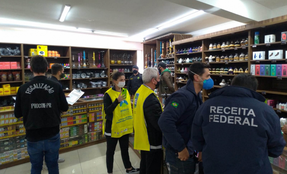 Três pessoas foram presas e mais de 860 cigarros eletrônicos e mais de 6 mil essências de narguilé foram apreendidos durante uma operação que envolveu a Ação Integrada de Fiscalização Urbana (AIFU), a Receita Federal, o Procon, a Secretaria de Justiça, Família e Trabalho (SEJUF) e a Secretaria Municipal do Urbanismo nesta quinta-feira (05/08)