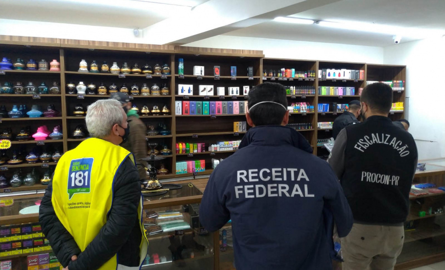 Três pessoas foram presas e mais de 860 cigarros eletrônicos e mais de 6 mil essências de narguilé foram apreendidos durante uma operação que envolveu a Ação Integrada de Fiscalização Urbana (AIFU), a Receita Federal, o Procon, a Secretaria de Justiça, Família e Trabalho (SEJUF) e a Secretaria Municipal do Urbanismo nesta quinta-feira (05/08)
