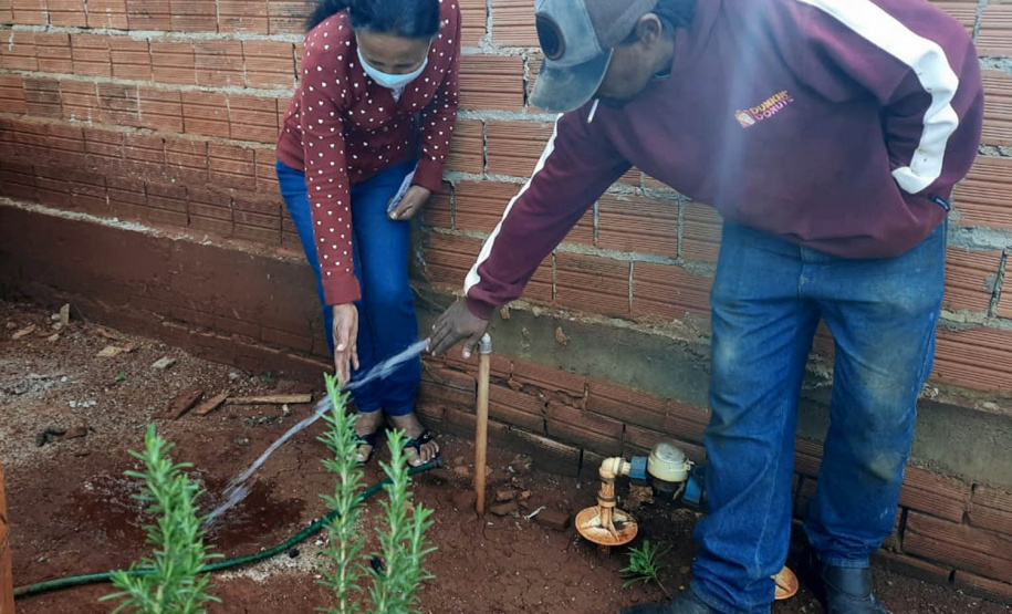 A Sanepar finalizou nesta quinta-feira (5) obras no valor de cerca de R$ 1,6 milhão em Lunardelli, no Vale do Ivaí. - A aposentada Maria Lurdete Garcia comemora a água jorrando da torneira   -  Lunardelli, 05/08/2021  -  Foto: Sanepar