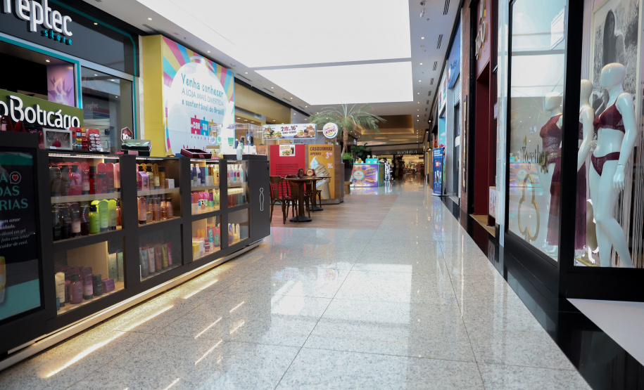 Shopping - Lojas - Comércio -   18/03/21 - Foto: Geraldo Bubniak/AEN