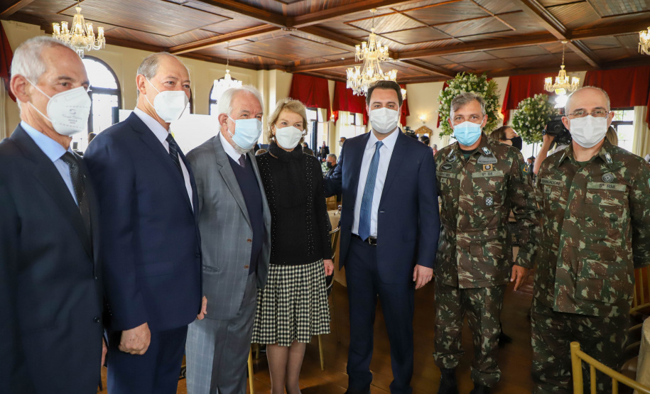 Comenda Um dos principais nomes do setor comercial paranaense, o vice-governador Darci Piana recebeu nesta sexta-feira (6) a Comenda Barão do Serro Azul, insígnia entregue pela Associação Comercial do Paraná (ACP) a paranaenses ilustres, com destaque na vida social, econômica e política do Estado. O governador Carlos Massa Ratinho Junior acompanhou a cerimônia de homenagem, que aconteceu no Palácio Garibaldi, em Curitiba. Foto: Ari Dias/AEN