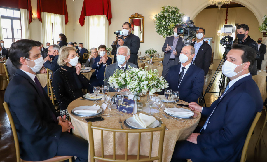Comenda Um dos principais nomes do setor comercial paranaense, o vice-governador Darci Piana recebeu nesta sexta-feira (6) a Comenda Barão do Serro Azul, insígnia entregue pela Associação Comercial do Paraná (ACP) a paranaenses ilustres, com destaque na vida social, econômica e política do Estado. O governador Carlos Massa Ratinho Junior acompanhou a cerimônia de homenagem, que aconteceu no Palácio Garibaldi, em Curitiba. Foto: Ari Dias/AEN