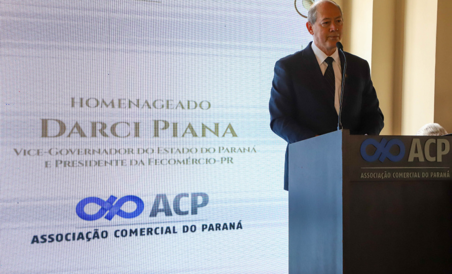 Comenda Um dos principais nomes do setor comercial paranaense, o vice-governador Darci Piana recebeu nesta sexta-feira (6) a Comenda Barão do Serro Azul, insígnia entregue pela Associação Comercial do Paraná (ACP) a paranaenses ilustres, com destaque na vida social, econômica e política do Estado. O governador Carlos Massa Ratinho Junior acompanhou a cerimônia de homenagem, que aconteceu no Palácio Garibaldi, em Curitiba. Foto: Ari Dias/AEN
