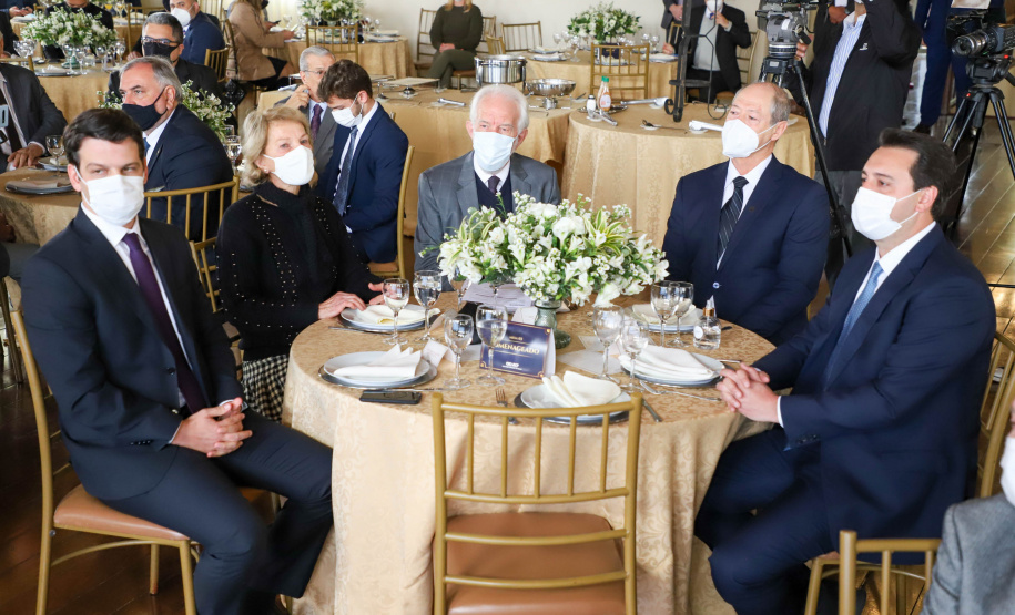 Comenda Um dos principais nomes do setor comercial paranaense, o vice-governador Darci Piana recebeu nesta sexta-feira (6) a Comenda Barão do Serro Azul, insígnia entregue pela Associação Comercial do Paraná (ACP) a paranaenses ilustres, com destaque na vida social, econômica e política do Estado. O governador Carlos Massa Ratinho Junior acompanhou a cerimônia de homenagem, que aconteceu no Palácio Garibaldi, em Curitiba. Foto: Ari Dias/AEN