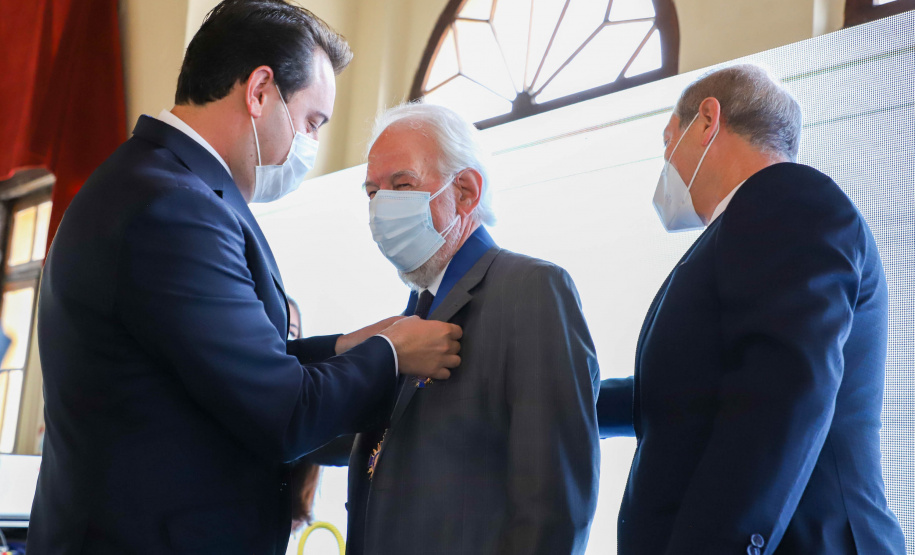 Comenda Um dos principais nomes do setor comercial paranaense, o vice-governador Darci Piana recebeu nesta sexta-feira (6) a Comenda Barão do Serro Azul, insígnia entregue pela Associação Comercial do Paraná (ACP) a paranaenses ilustres, com destaque na vida social, econômica e política do Estado. O governador Carlos Massa Ratinho Junior acompanhou a cerimônia de homenagem, que aconteceu no Palácio Garibaldi, em Curitiba. Foto: Ari Dias/AEN