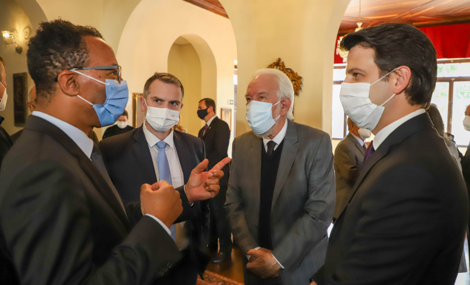 Comenda Um dos principais nomes do setor comercial paranaense, o vice-governador Darci Piana recebeu nesta sexta-feira (6) a Comenda Barão do Serro Azul, insígnia entregue pela Associação Comercial do Paraná (ACP) a paranaenses ilustres, com destaque na vida social, econômica e política do Estado. O governador Carlos Massa Ratinho Junior acompanhou a cerimônia de homenagem, que aconteceu no Palácio Garibaldi, em Curitiba. Foto: Ari Dias/AEN