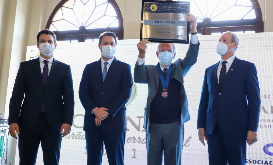 Comenda Um dos principais nomes do setor comercial paranaense, o vice-governador Darci Piana recebeu nesta sexta-feira (6) a Comenda Barão do Serro Azul, insígnia entregue pela Associação Comercial do Paraná (ACP) a paranaenses ilustres, com destaque na vida social, econômica e política do Estado. O governador Carlos Massa Ratinho Junior acompanhou a cerimônia de homenagem, que aconteceu no Palácio Garibaldi, em Curitiba. Foto: Ari Dias/AEN