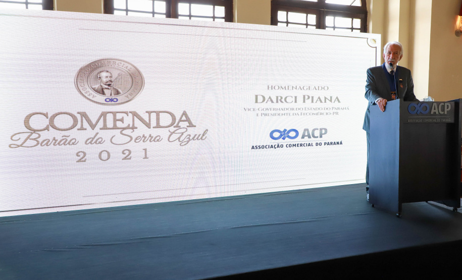 Comenda Um dos principais nomes do setor comercial paranaense, o vice-governador Darci Piana recebeu nesta sexta-feira (6) a Comenda Barão do Serro Azul, insígnia entregue pela Associação Comercial do Paraná (ACP) a paranaenses ilustres, com destaque na vida social, econômica e política do Estado. O governador Carlos Massa Ratinho Junior acompanhou a cerimônia de homenagem, que aconteceu no Palácio Garibaldi, em Curitiba. Foto: Ari Dias/AEN