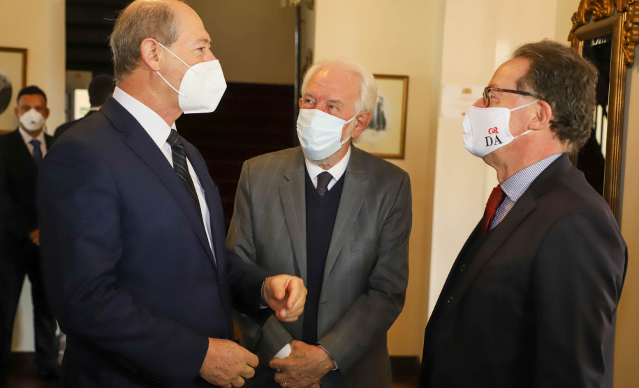 Comenda Um dos principais nomes do setor comercial paranaense, o vice-governador Darci Piana recebeu nesta sexta-feira (6) a Comenda Barão do Serro Azul, insígnia entregue pela Associação Comercial do Paraná (ACP) a paranaenses ilustres, com destaque na vida social, econômica e política do Estado. O governador Carlos Massa Ratinho Junior acompanhou a cerimônia de homenagem, que aconteceu no Palácio Garibaldi, em Curitiba. Foto: Ari Dias/AEN