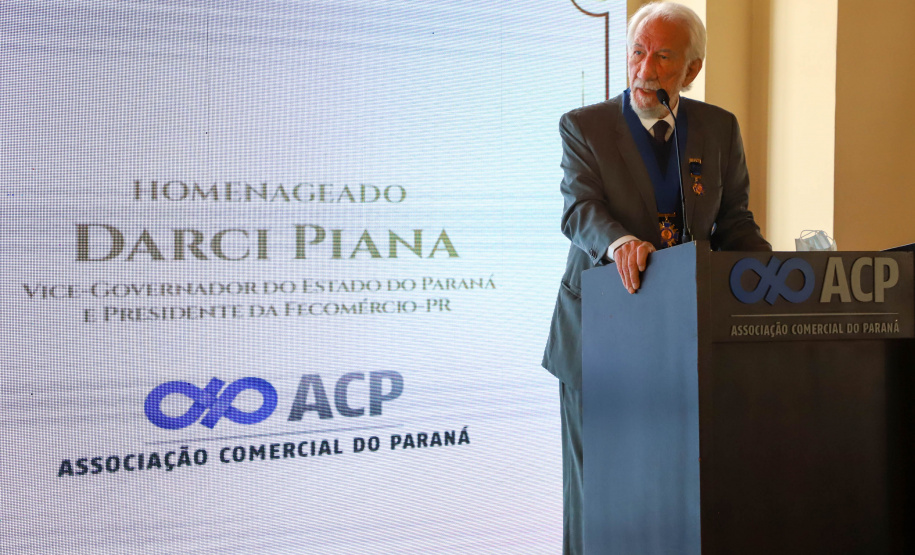 Comenda Um dos principais nomes do setor comercial paranaense, o vice-governador Darci Piana recebeu nesta sexta-feira (6) a Comenda Barão do Serro Azul, insígnia entregue pela Associação Comercial do Paraná (ACP) a paranaenses ilustres, com destaque na vida social, econômica e política do Estado. O governador Carlos Massa Ratinho Junior acompanhou a cerimônia de homenagem, que aconteceu no Palácio Garibaldi, em Curitiba. Foto: Ari Dias/AEN