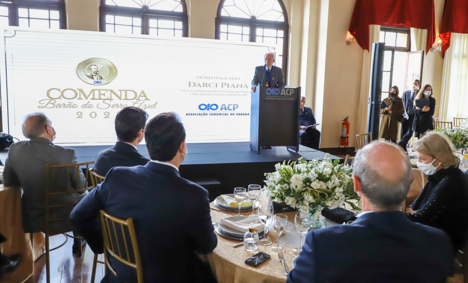 Comenda Um dos principais nomes do setor comercial paranaense, o vice-governador Darci Piana recebeu nesta sexta-feira (6) a Comenda Barão do Serro Azul, insígnia entregue pela Associação Comercial do Paraná (ACP) a paranaenses ilustres, com destaque na vida social, econômica e política do Estado. O governador Carlos Massa Ratinho Junior acompanhou a cerimônia de homenagem, que aconteceu no Palácio Garibaldi, em Curitiba. Foto: Ari Dias/AEN