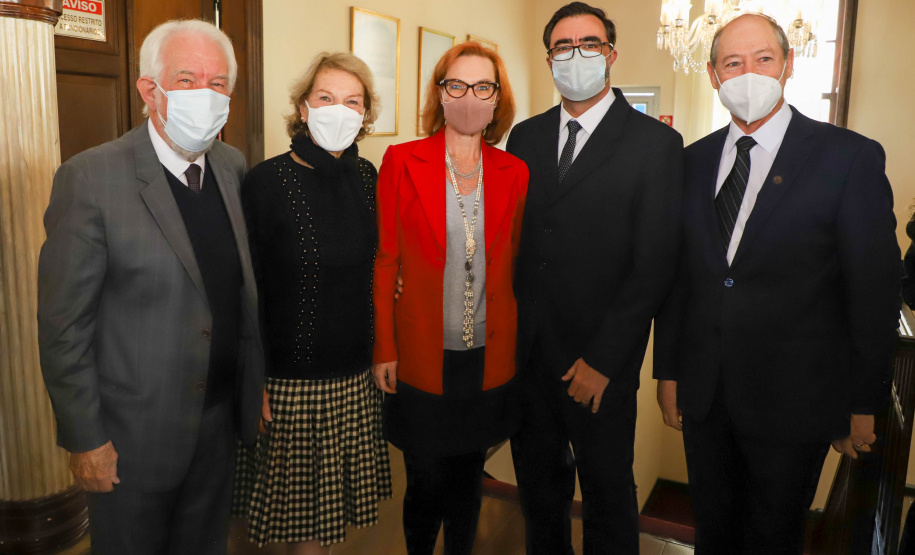 Comenda Um dos principais nomes do setor comercial paranaense, o vice-governador Darci Piana recebeu nesta sexta-feira (6) a Comenda Barão do Serro Azul, insígnia entregue pela Associação Comercial do Paraná (ACP) a paranaenses ilustres, com destaque na vida social, econômica e política do Estado. O governador Carlos Massa Ratinho Junior acompanhou a cerimônia de homenagem, que aconteceu no Palácio Garibaldi, em Curitiba. Foto: Ari Dias/AEN