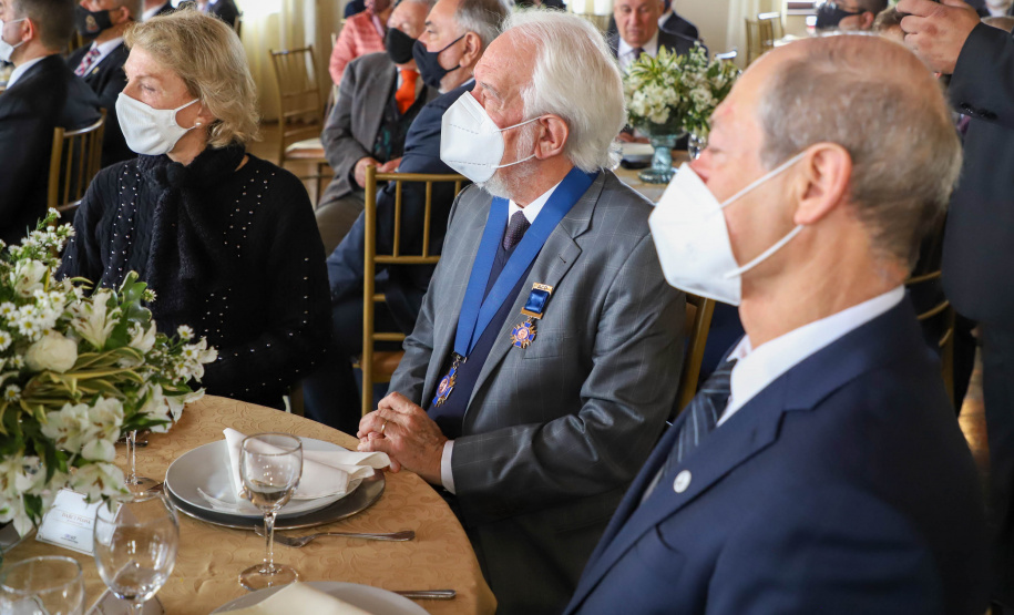 Comenda Um dos principais nomes do setor comercial paranaense, o vice-governador Darci Piana recebeu nesta sexta-feira (6) a Comenda Barão do Serro Azul, insígnia entregue pela Associação Comercial do Paraná (ACP) a paranaenses ilustres, com destaque na vida social, econômica e política do Estado. O governador Carlos Massa Ratinho Junior acompanhou a cerimônia de homenagem, que aconteceu no Palácio Garibaldi, em Curitiba. Foto: Ari Dias/AEN