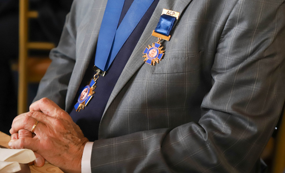 Comenda Um dos principais nomes do setor comercial paranaense, o vice-governador Darci Piana recebeu nesta sexta-feira (6) a Comenda Barão do Serro Azul, insígnia entregue pela Associação Comercial do Paraná (ACP) a paranaenses ilustres, com destaque na vida social, econômica e política do Estado. O governador Carlos Massa Ratinho Junior acompanhou a cerimônia de homenagem, que aconteceu no Palácio Garibaldi, em Curitiba. Foto: Ari Dias/AEN