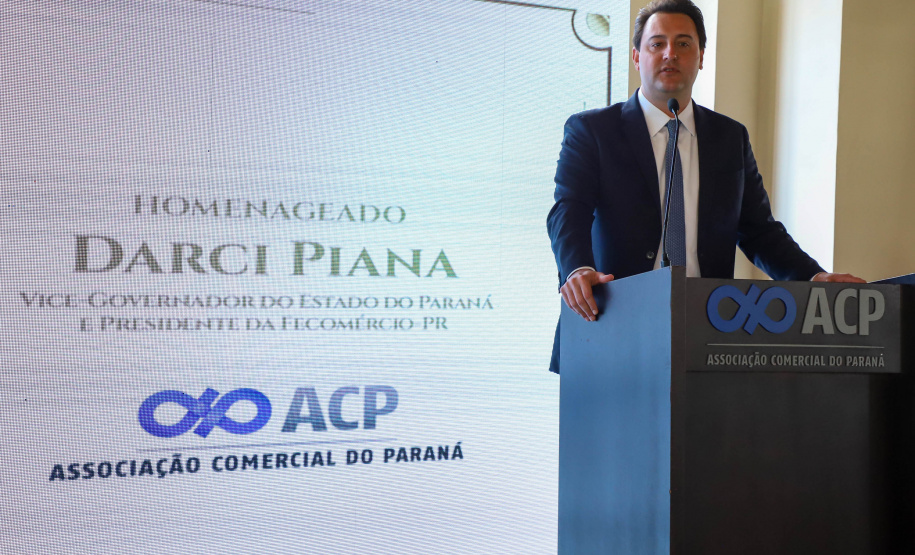 Comenda Um dos principais nomes do setor comercial paranaense, o vice-governador Darci Piana recebeu nesta sexta-feira (6) a Comenda Barão do Serro Azul, insígnia entregue pela Associação Comercial do Paraná (ACP) a paranaenses ilustres, com destaque na vida social, econômica e política do Estado. O governador Carlos Massa Ratinho Junior acompanhou a cerimônia de homenagem, que aconteceu no Palácio Garibaldi, em Curitiba. Foto: Ari Dias/AEN