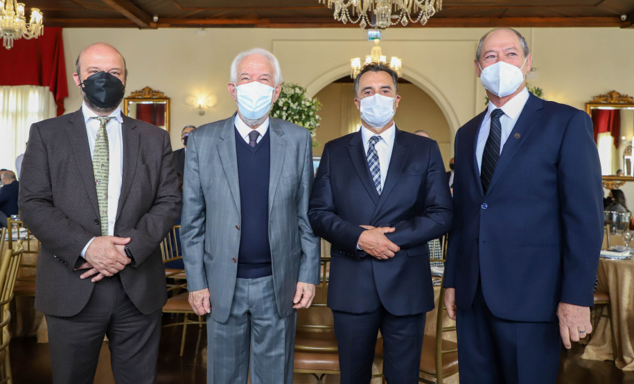 Comenda Um dos principais nomes do setor comercial paranaense, o vice-governador Darci Piana recebeu nesta sexta-feira (6) a Comenda Barão do Serro Azul, insígnia entregue pela Associação Comercial do Paraná (ACP) a paranaenses ilustres, com destaque na vida social, econômica e política do Estado. O governador Carlos Massa Ratinho Junior acompanhou a cerimônia de homenagem, que aconteceu no Palácio Garibaldi, em Curitiba. Foto: Ari Dias/AEN