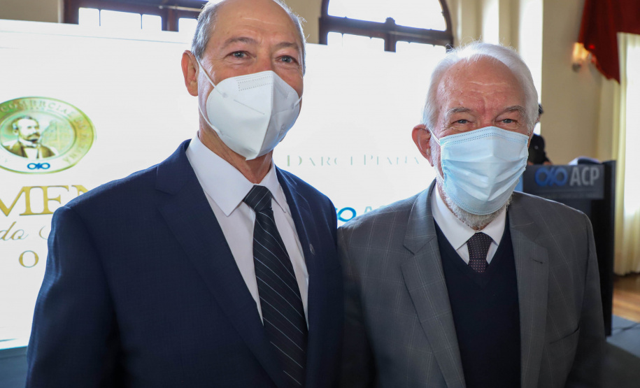 Comenda Um dos principais nomes do setor comercial paranaense, o vice-governador Darci Piana recebeu nesta sexta-feira (6) a Comenda Barão do Serro Azul, insígnia entregue pela Associação Comercial do Paraná (ACP) a paranaenses ilustres, com destaque na vida social, econômica e política do Estado. O governador Carlos Massa Ratinho Junior acompanhou a cerimônia de homenagem, que aconteceu no Palácio Garibaldi, em Curitiba. Foto: Ari Dias/AEN