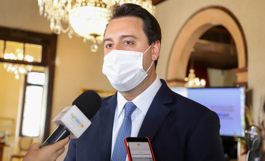 Comenda Um dos principais nomes do setor comercial paranaense, o vice-governador Darci Piana recebeu nesta sexta-feira (6) a Comenda Barão do Serro Azul, insígnia entregue pela Associação Comercial do Paraná (ACP) a paranaenses ilustres, com destaque na vida social, econômica e política do Estado. O governador Carlos Massa Ratinho Junior acompanhou a cerimônia de homenagem, que aconteceu no Palácio Garibaldi, em Curitiba. Foto: Ari Dias/AEN