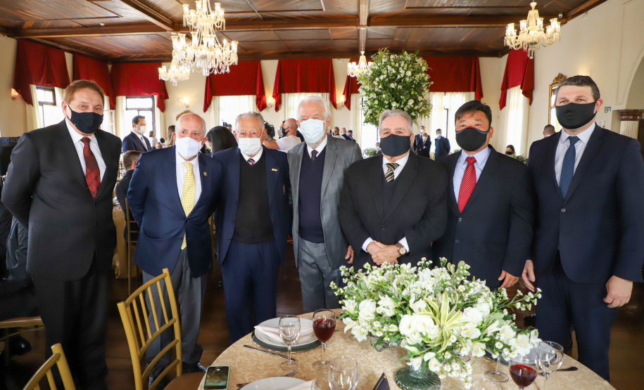 Comenda Um dos principais nomes do setor comercial paranaense, o vice-governador Darci Piana recebeu nesta sexta-feira (6) a Comenda Barão do Serro Azul, insígnia entregue pela Associação Comercial do Paraná (ACP) a paranaenses ilustres, com destaque na vida social, econômica e política do Estado. O governador Carlos Massa Ratinho Junior acompanhou a cerimônia de homenagem, que aconteceu no Palácio Garibaldi, em Curitiba. Foto: Ari Dias/AEN