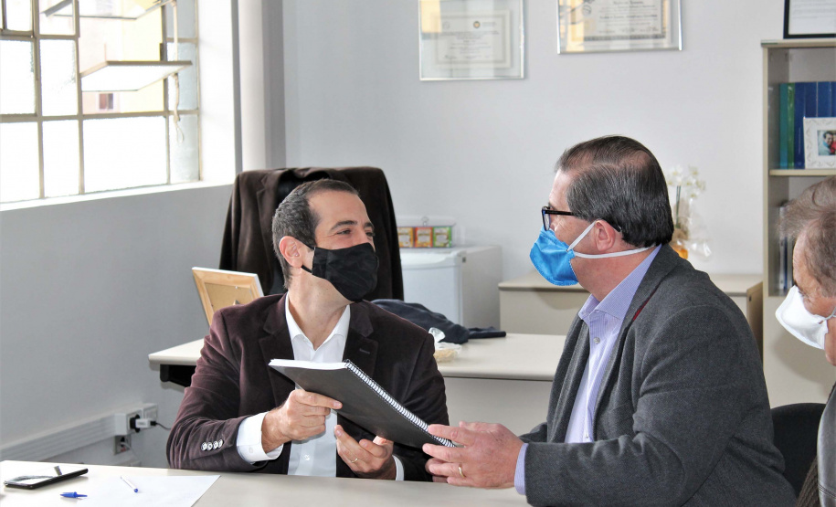 Nesta sexta-feira (6), a Secretaria Estadual da Educação e do Esporte (Seed-PR) e o Conselho Estadual de Educação (CEE/PR) realizaram uma reunião para a entrega simbólica do referencial curricular e das diretrizes complementares referentes à implementação do Novo Ensino Médio no Paraná. Foto:SEED