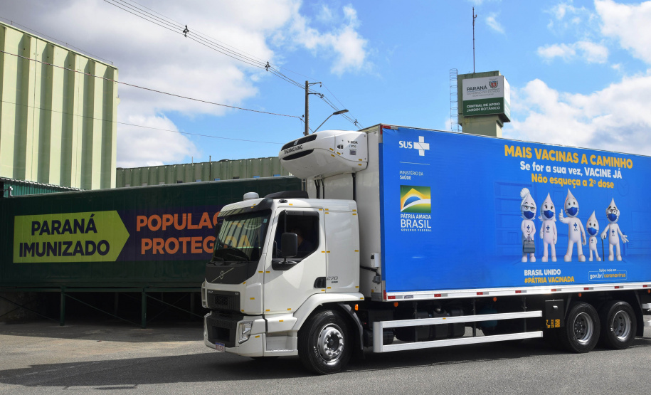 A Secretaria de Estado da Saúde recebeu 279.290 vacinas contra a Covid-19 na tarde desta sexta-feira (6), sendo 177.840 doses da Pfizer/BioNTech, 97.300 da AstraZeneca/Covax e 4.150 Janssen/Johnson & Johnson. Os imunizantes foram enviados via terrestre.  -  curitiba, 06/08/2021  -  Foto: Américo Antonio/SESA