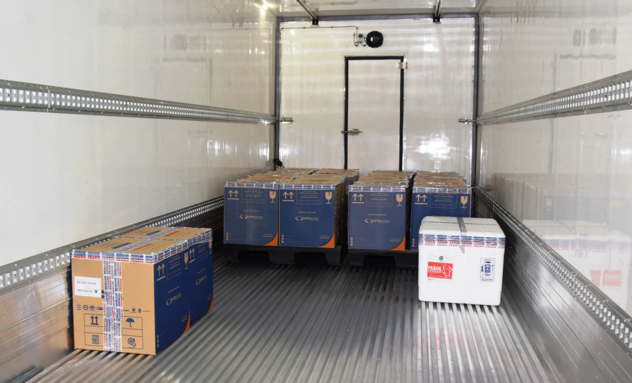 A Secretaria de Estado da Saúde recebeu 279.290 vacinas contra a Covid-19 na tarde desta sexta-feira (6), sendo 177.840 doses da Pfizer/BioNTech, 97.300 da AstraZeneca/Covax e 4.150 Janssen/Johnson & Johnson. Os imunizantes foram enviados via terrestre.  -  curitiba, 06/08/2021  -  Foto: Américo Antonio/SESA