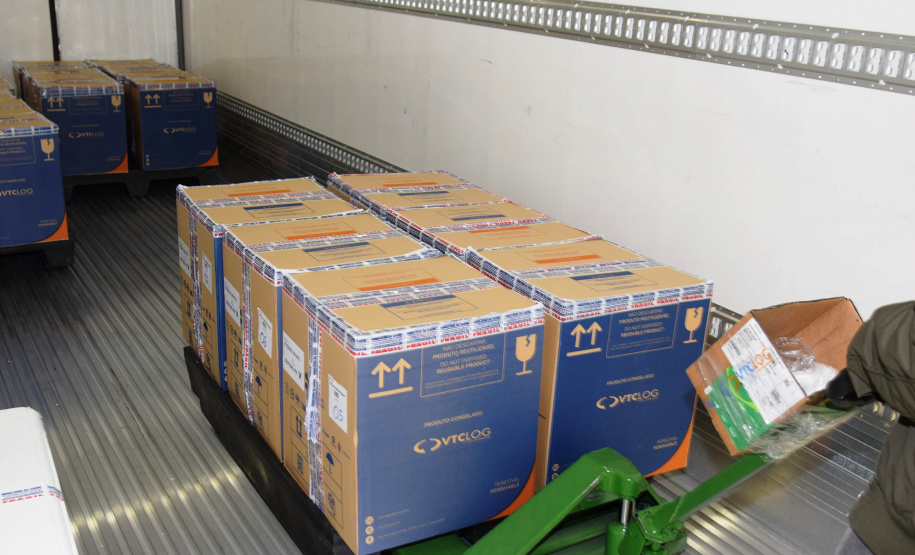 A Secretaria de Estado da Saúde recebeu 279.290 vacinas contra a Covid-19 na tarde desta sexta-feira (6), sendo 177.840 doses da Pfizer/BioNTech, 97.300 da AstraZeneca/Covax e 4.150 Janssen/Johnson & Johnson. Os imunizantes foram enviados via terrestre.  -  curitiba, 06/08/2021  -  Foto: Américo Antonio/SESA