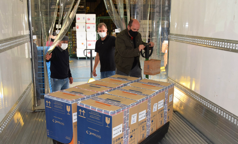 A Secretaria de Estado da Saúde recebeu 279.290 vacinas contra a Covid-19 na tarde desta sexta-feira (6), sendo 177.840 doses da Pfizer/BioNTech, 97.300 da AstraZeneca/Covax e 4.150 Janssen/Johnson & Johnson. Os imunizantes foram enviados via terrestre.  -  curitiba, 06/08/2021  -  Foto: Américo Antonio/SESA