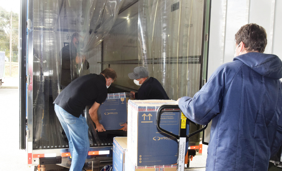 A Secretaria de Estado da Saúde recebeu 279.290 vacinas contra a Covid-19 na tarde desta sexta-feira (6), sendo 177.840 doses da Pfizer/BioNTech, 97.300 da AstraZeneca/Covax e 4.150 Janssen/Johnson & Johnson. Os imunizantes foram enviados via terrestre.  -  curitiba, 06/08/2021  -  Foto: Américo Antonio/SESA