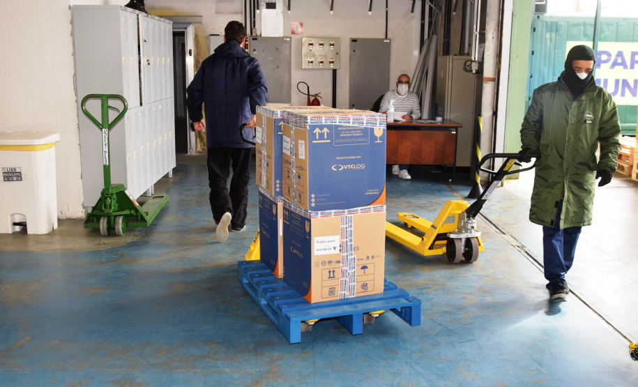 A Secretaria de Estado da Saúde recebeu 279.290 vacinas contra a Covid-19 na tarde desta sexta-feira (6), sendo 177.840 doses da Pfizer/BioNTech, 97.300 da AstraZeneca/Covax e 4.150 Janssen/Johnson & Johnson. Os imunizantes foram enviados via terrestre.  -  curitiba, 06/08/2021  -  Foto: Américo Antonio/SESA