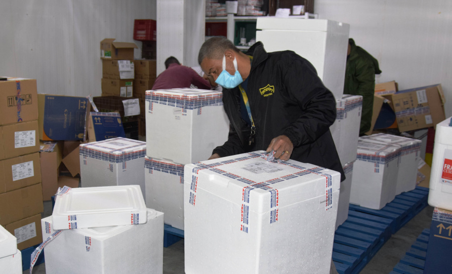 A Secretaria de Estado da Saúde recebeu 279.290 vacinas contra a Covid-19 na tarde desta sexta-feira (6), sendo 177.840 doses da Pfizer/BioNTech, 97.300 da AstraZeneca/Covax e 4.150 Janssen/Johnson & Johnson. Os imunizantes foram enviados via terrestre.  -  curitiba, 06/08/2021  -  Foto: Américo Antonio/SESA