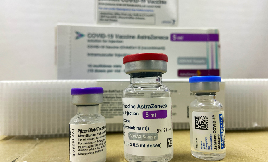 A Secretaria de Estado da Saúde recebeu 279.290 vacinas contra a Covid-19 na tarde desta sexta-feira (6), sendo 177.840 doses da Pfizer/BioNTech, 97.300 da AstraZeneca/Covax e 4.150 Janssen/Johnson & Johnson. Os imunizantes foram enviados via terrestre.  -  curitiba, 06/08/2021  -  Foto: Américo Antonio/SESA