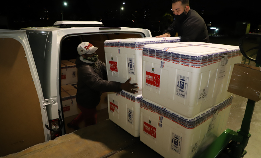 O Paraná recebeu mais 136.500 doses da AstraZeneca/Fiocruz na noite desta sexta-feira (6). Os imunizantes contra a Covid-19 chegaram no Aeroporto Internacional Afonso Pena, em São José dos Pinhais, por volta das 20 horas, complementando a 35ª pauta de distribuição do Ministério da Saúde.  -  Curitiba, 06/08/2021  - Foto: Ari Dias/AEN