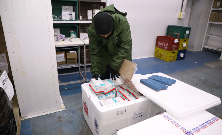 O Paraná recebeu mais 136.500 doses da AstraZeneca/Fiocruz na noite desta sexta-feira (6). Os imunizantes contra a Covid-19 chegaram no Aeroporto Internacional Afonso Pena, em São José dos Pinhais, por volta das 20 horas, complementando a 35ª pauta de distribuição do Ministério da Saúde.  -  Curitiba, 06/08/2021  - Foto: Ari Dias/AEN