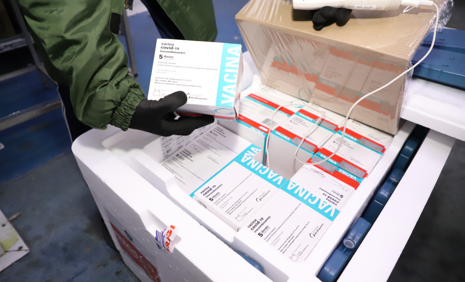 O Paraná recebeu mais 136.500 doses da AstraZeneca/Fiocruz na noite desta sexta-feira (6). Os imunizantes contra a Covid-19 chegaram no Aeroporto Internacional Afonso Pena, em São José dos Pinhais, por volta das 20 horas, complementando a 35ª pauta de distribuição do Ministério da Saúde.  -  Curitiba, 06/08/2021  - Foto: Ari Dias/AEN