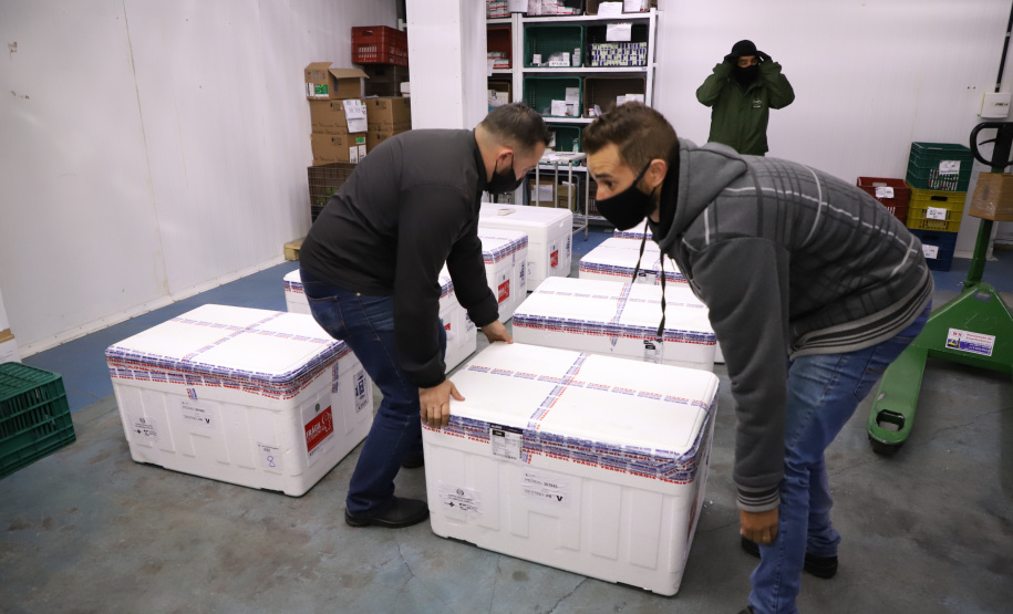 O Paraná recebeu mais 136.500 doses da AstraZeneca/Fiocruz na noite desta sexta-feira (6). Os imunizantes contra a Covid-19 chegaram no Aeroporto Internacional Afonso Pena, em São José dos Pinhais, por volta das 20 horas, complementando a 35ª pauta de distribuição do Ministério da Saúde.  -  Curitiba, 06/08/2021  - Foto: Ari Dias/AEN