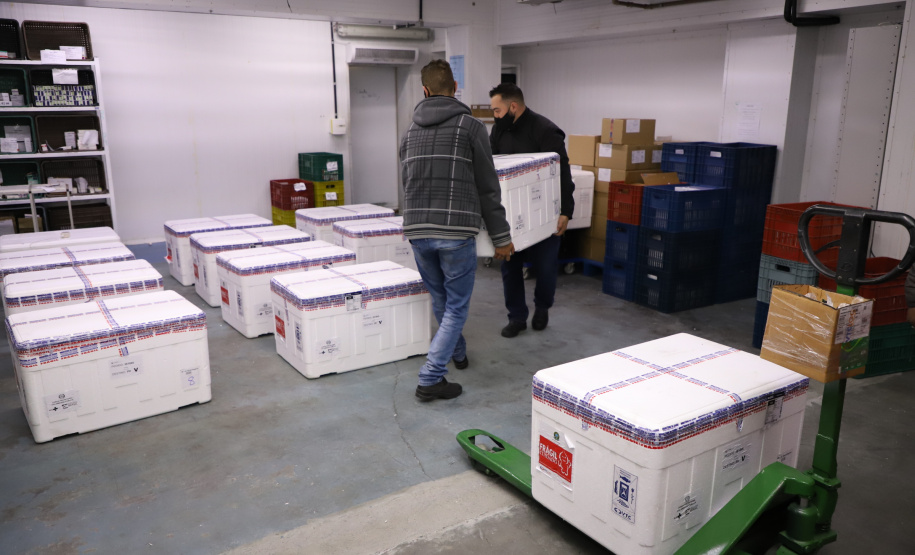 O Paraná recebeu mais 136.500 doses da AstraZeneca/Fiocruz na noite desta sexta-feira (6). Os imunizantes contra a Covid-19 chegaram no Aeroporto Internacional Afonso Pena, em São José dos Pinhais, por volta das 20 horas, complementando a 35ª pauta de distribuição do Ministério da Saúde.  -  Curitiba, 06/08/2021  - Foto: Ari Dias/AEN