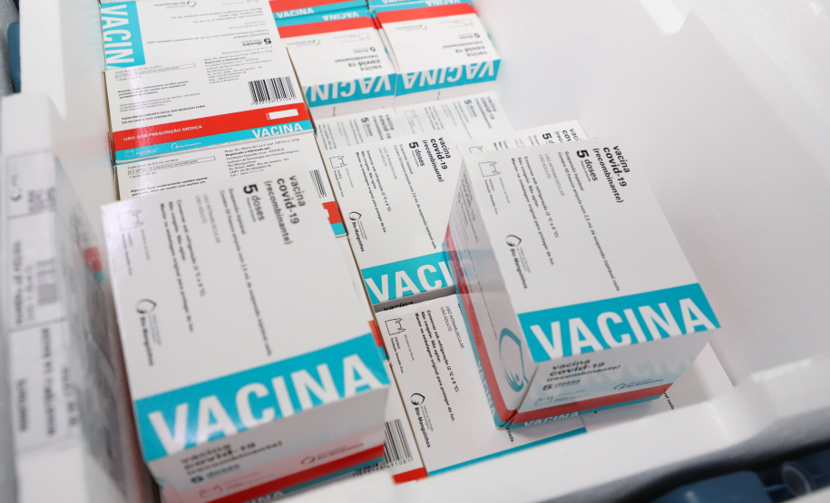 O Paraná recebeu mais 136.500 doses da AstraZeneca/Fiocruz na noite desta sexta-feira (6). Os imunizantes contra a Covid-19 chegaram no Aeroporto Internacional Afonso Pena, em São José dos Pinhais, por volta das 20 horas, complementando a 35ª pauta de distribuição do Ministério da Saúde.  -  Curitiba, 06/08/2021  - Foto: Ari Dias/AEN