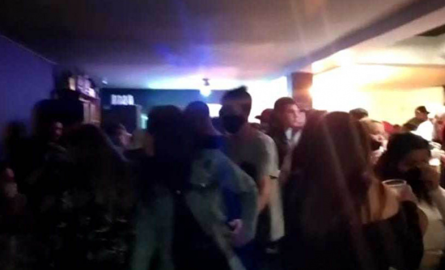 As equipes da Ação Integrada de Fiscalização Urbana (AIFU), coordenada pela Polícia Militar, fecharam cinco estabelecimentos comerciais e dispersaram mais de 800 pessoas durante abordagens em Curitiba. As ações começaram no início da noite de sexta-feira (06/08) e se extenderam até às cinco horas da manhã deste sábado (07/08) em diversos bairros da capital.  -  Curitiba, 07/08/2021 -  Foto: PMPR