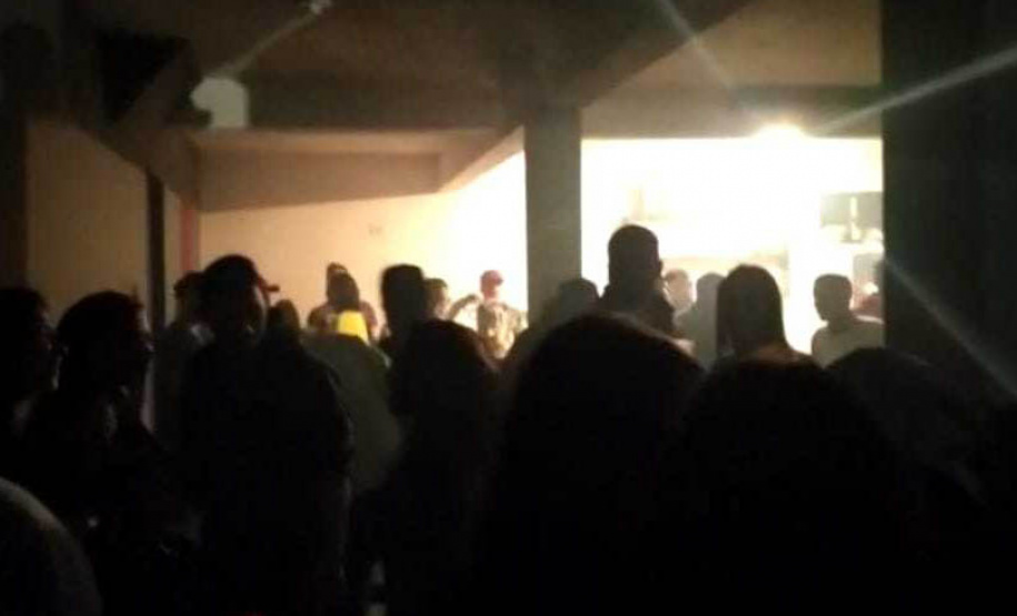 As equipes da Ação Integrada de Fiscalização Urbana (AIFU), coordenada pela Polícia Militar, fecharam cinco estabelecimentos comerciais e dispersaram mais de 800 pessoas durante abordagens em Curitiba. As ações começaram no início da noite de sexta-feira (06/08) e se extenderam até às cinco horas da manhã deste sábado (07/08) em diversos bairros da capital.  -  Curitiba, 07/08/2021 -  Foto: PMPR