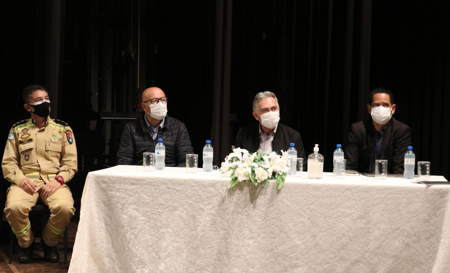 O secretário da Segurança Pública do Paraná,Romulo Marinho Soares, participou da Assembléia Geral de Prefeitos do Consórcio Intermunicipal da Apa Federal do Noroeste do Paraná (Comafen). A reunião ocorreu nesta sexta-feira (06/08), no município de Loanda, e contou com a presença do Deputado Estadual, Luiz Claudio Romanelli, e de prefeitos do noroeste e representantes locais para discutir melhorias na área da Segurança Pública. -  Loanda, 06/08/2021  -  Foto: SESP-PR