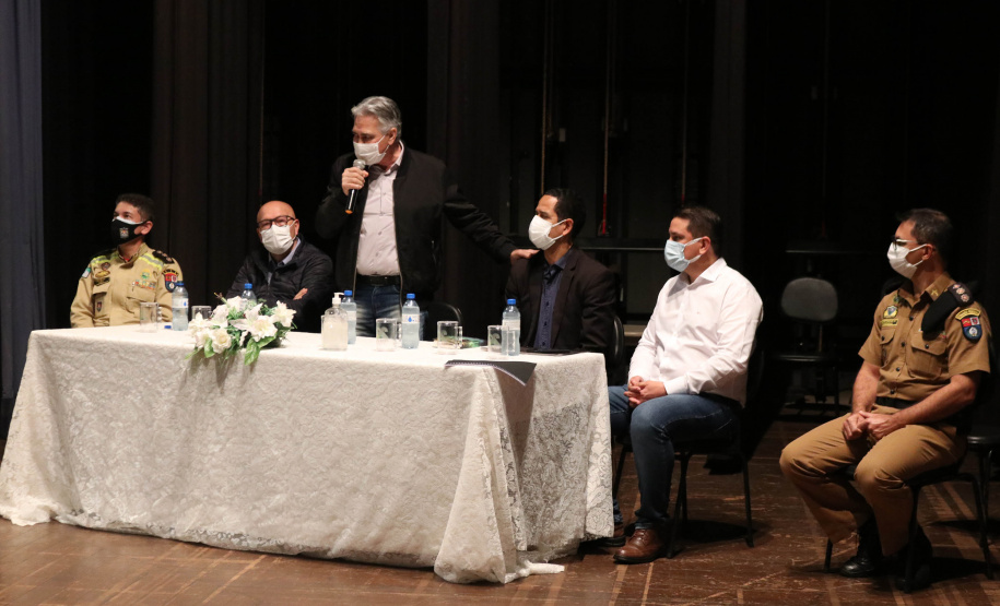 O secretário da Segurança Pública do Paraná,Romulo Marinho Soares, participou da Assembléia Geral de Prefeitos do Consórcio Intermunicipal da Apa Federal do Noroeste do Paraná (Comafen). A reunião ocorreu nesta sexta-feira (06/08), no município de Loanda, e contou com a presença do Deputado Estadual, Luiz Claudio Romanelli, e de prefeitos do noroeste e representantes locais para discutir melhorias na área da Segurança Pública. -  Loanda, 06/08/2021  -  Foto: SESP-PR