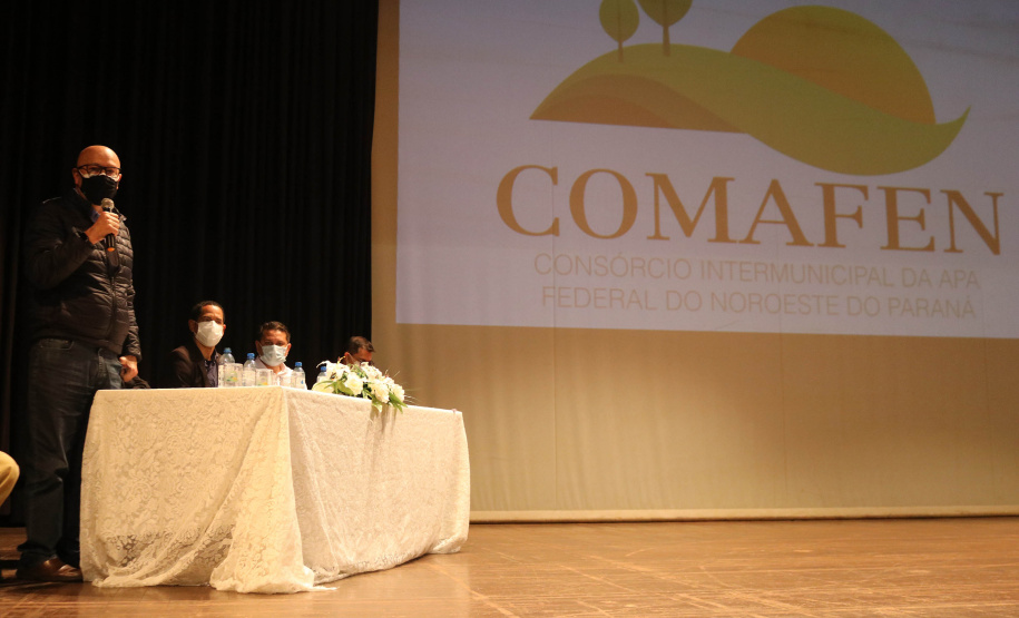 O secretário da Segurança Pública do Paraná,Romulo Marinho Soares, participou da Assembléia Geral de Prefeitos do Consórcio Intermunicipal da Apa Federal do Noroeste do Paraná (Comafen). A reunião ocorreu nesta sexta-feira (06/08), no município de Loanda, e contou com a presença do Deputado Estadual, Luiz Claudio Romanelli, e de prefeitos do noroeste e representantes locais para discutir melhorias na área da Segurança Pública. -  Loanda, 06/08/2021  -  Foto: SESP-PR