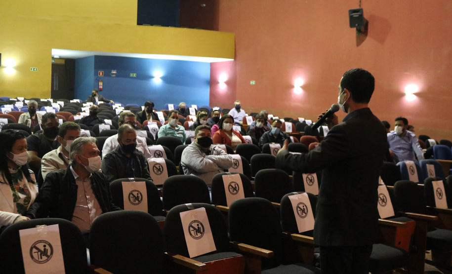 O secretário da Segurança Pública do Paraná,Romulo Marinho Soares, participou da Assembléia Geral de Prefeitos do Consórcio Intermunicipal da Apa Federal do Noroeste do Paraná (Comafen). A reunião ocorreu nesta sexta-feira (06/08), no município de Loanda, e contou com a presença do Deputado Estadual, Luiz Claudio Romanelli, e de prefeitos do noroeste e representantes locais para discutir melhorias na área da Segurança Pública. -  Loanda, 06/08/2021  -  Foto: SESP-PR