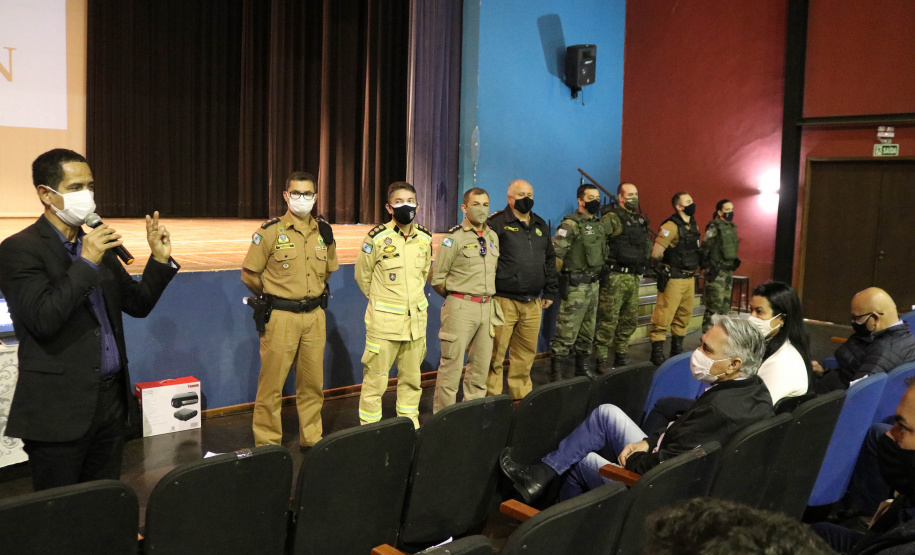 O secretário da Segurança Pública do Paraná,Romulo Marinho Soares, participou da Assembléia Geral de Prefeitos do Consórcio Intermunicipal da Apa Federal do Noroeste do Paraná (Comafen). A reunião ocorreu nesta sexta-feira (06/08), no município de Loanda, e contou com a presença do Deputado Estadual, Luiz Claudio Romanelli, e de prefeitos do noroeste e representantes locais para discutir melhorias na área da Segurança Pública. -  Loanda, 06/08/2021  -  Foto: SESP-PR