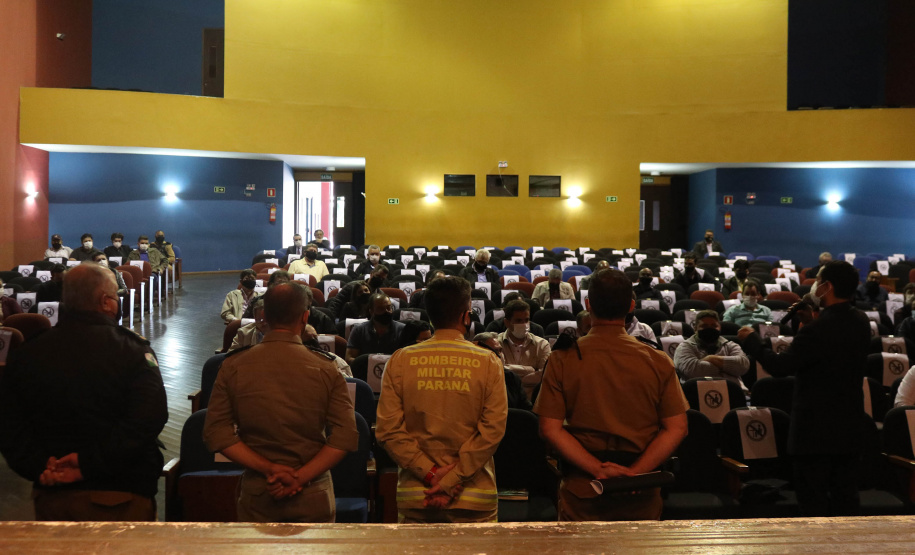 O secretário da Segurança Pública do Paraná,Romulo Marinho Soares, participou da Assembléia Geral de Prefeitos do Consórcio Intermunicipal da Apa Federal do Noroeste do Paraná (Comafen). A reunião ocorreu nesta sexta-feira (06/08), no município de Loanda, e contou com a presença do Deputado Estadual, Luiz Claudio Romanelli, e de prefeitos do noroeste e representantes locais para discutir melhorias na área da Segurança Pública. -  Loanda, 06/08/2021  -  Foto: SESP-PR