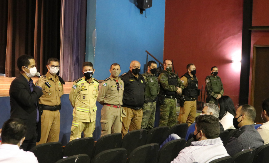 O secretário da Segurança Pública do Paraná,Romulo Marinho Soares, participou da Assembléia Geral de Prefeitos do Consórcio Intermunicipal da Apa Federal do Noroeste do Paraná (Comafen). A reunião ocorreu nesta sexta-feira (06/08), no município de Loanda, e contou com a presença do Deputado Estadual, Luiz Claudio Romanelli, e de prefeitos do noroeste e representantes locais para discutir melhorias na área da Segurança Pública. -  Loanda, 06/08/2021  -  Foto: SESP-PR