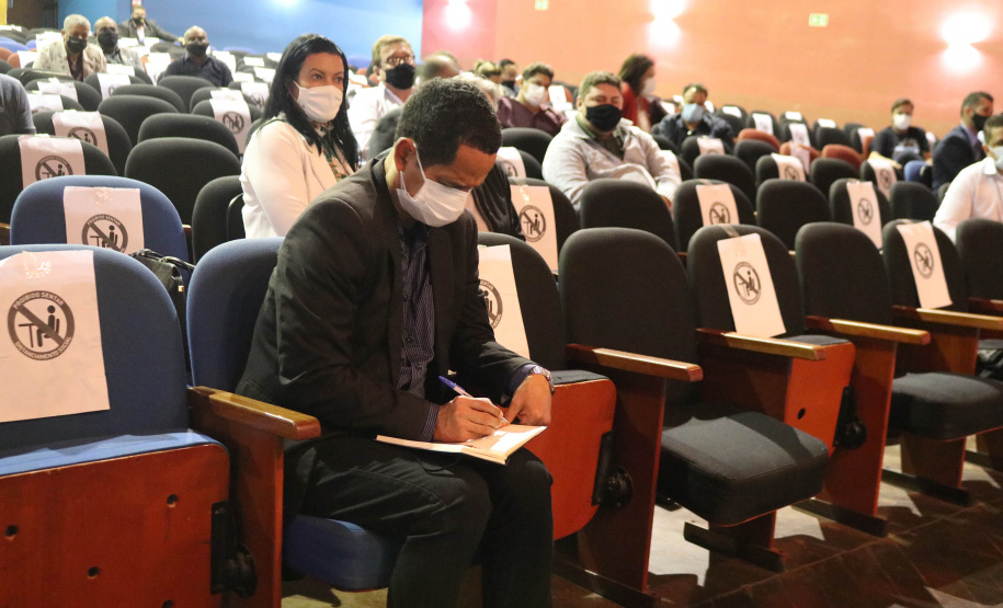 O secretário da Segurança Pública do Paraná,Romulo Marinho Soares, participou da Assembléia Geral de Prefeitos do Consórcio Intermunicipal da Apa Federal do Noroeste do Paraná (Comafen). A reunião ocorreu nesta sexta-feira (06/08), no município de Loanda, e contou com a presença do Deputado Estadual, Luiz Claudio Romanelli, e de prefeitos do noroeste e representantes locais para discutir melhorias na área da Segurança Pública. -  Loanda, 06/08/2021  -  Foto: SESP-PR