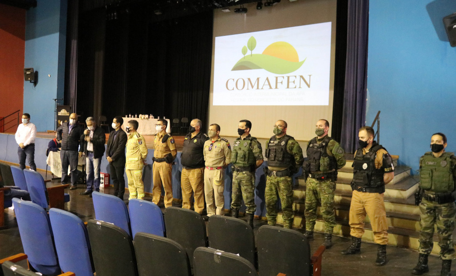 O secretário da Segurança Pública do Paraná,Romulo Marinho Soares, participou da Assembléia Geral de Prefeitos do Consórcio Intermunicipal da Apa Federal do Noroeste do Paraná (Comafen). A reunião ocorreu nesta sexta-feira (06/08), no município de Loanda, e contou com a presença do Deputado Estadual, Luiz Claudio Romanelli, e de prefeitos do noroeste e representantes locais para discutir melhorias na área da Segurança Pública. -  Loanda, 06/08/2021  -  Foto: SESP-PR
