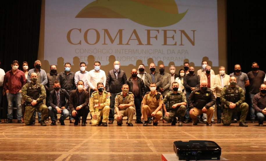 O secretário da Segurança Pública do Paraná,Romulo Marinho Soares, participou da Assembléia Geral de Prefeitos do Consórcio Intermunicipal da Apa Federal do Noroeste do Paraná (Comafen). A reunião ocorreu nesta sexta-feira (06/08), no município de Loanda, e contou com a presença do Deputado Estadual, Luiz Claudio Romanelli, e de prefeitos do noroeste e representantes locais para discutir melhorias na área da Segurança Pública. -  Loanda, 06/08/2021  -  Foto: SESP-PR
